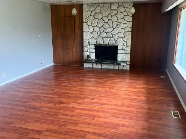 Well Maintained 3 Bedrooms Single House In Glendale SW!