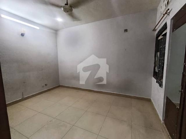 Well maintained 100 sq yd 3 bedroom bungalow for sale on main khayaban e rizwan, dha phase 7