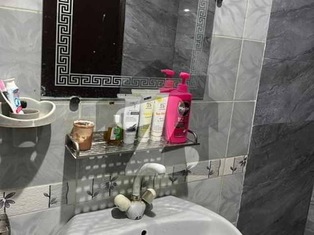 Well maintained 200 yards G+2 9 bed dd proper two unit bungalow in boundary walled society in block 5 Gulistan e Jauhar near main university road Gulistan e Jauhar