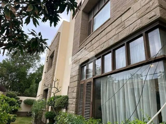 Well maintained 500 square yard 6 bedroom bungalow with basement for rent in dha phase 6, karachi