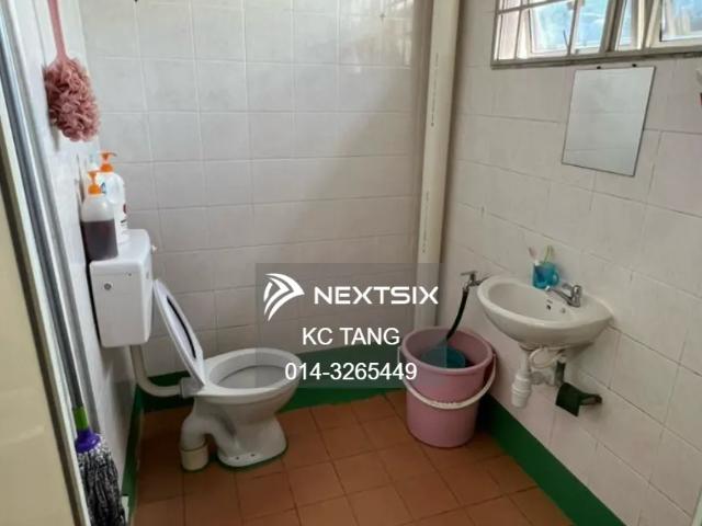 Well maintained and in good condition, this move in ready home is conveniently located near schools, shopping malls, restaurants, and major highways