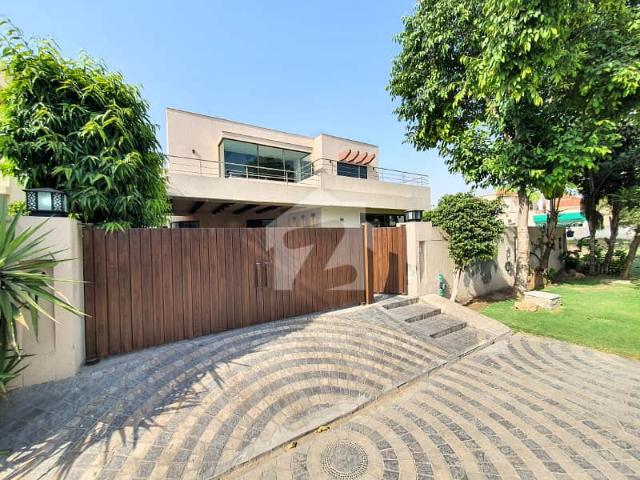 Well Maintained One Kanal Renovated Beautiful Bungalow Near Big Park Posh Area