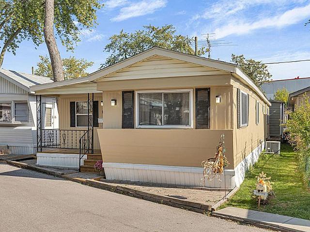 Well Maintained Mobile Home Close To Amenities