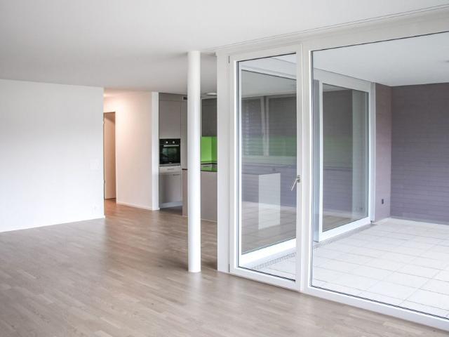 Well maintained, sunny and spacious 4 1/2 room apartment