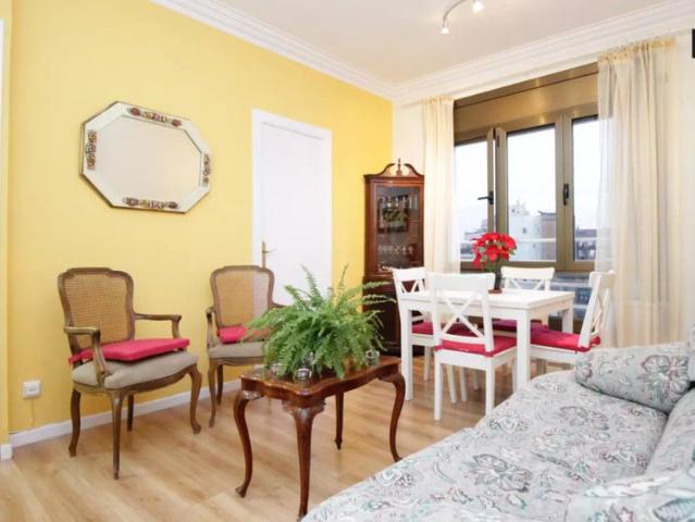 Well furnished room for rent in 3 bedroom apartment in Poblenou