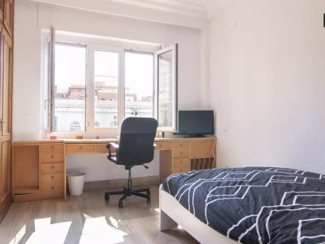 Well furnished room for rent in 7 bedroom apartment in Prosperidad