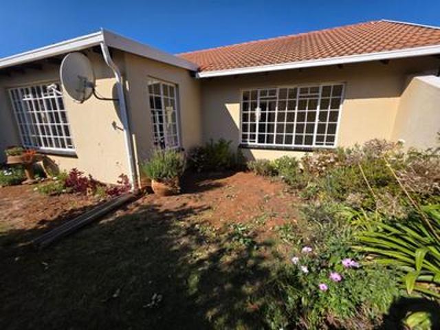 well kept 2 bedroom townhouse in ret.