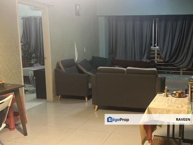 Well kept high floor condo with city skyline view