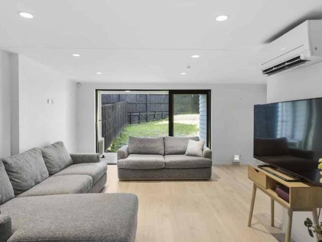 Well presented One bedroom in Three Kings with rear yard