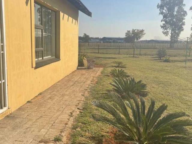 Well priced Bachelor Cottage on 2.1 Ha Land just behind R59