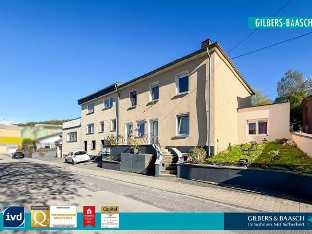 Wellen: Wohn und Geschäftshaus mit vier Wohnungen, einer Gewerbeeinheit und mehreren Garagen