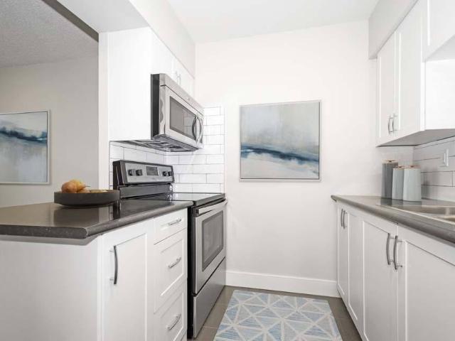 Wellington Towers 3 Bedroom Apartment for Rent at 147 Wellington St W, Aurora, ON L4G 3M1 Aurora Heights