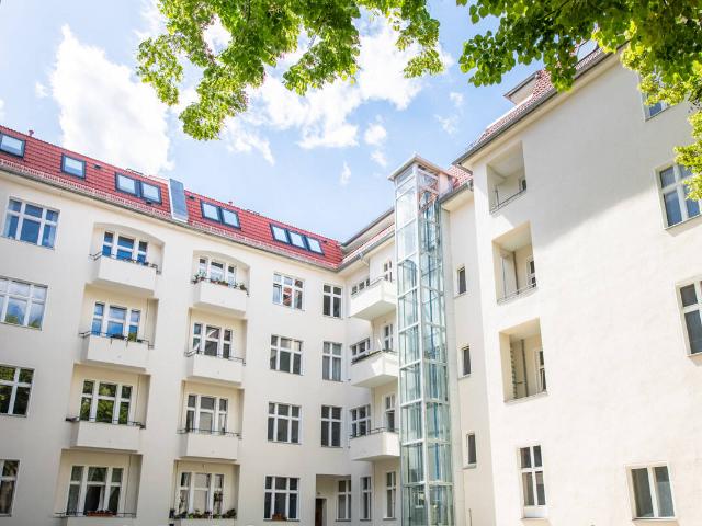 Wertbeständig investieren: Vermietete 2 Zimmer Altbauwohnung mit Sonnenbalkon und Tageslichtbad