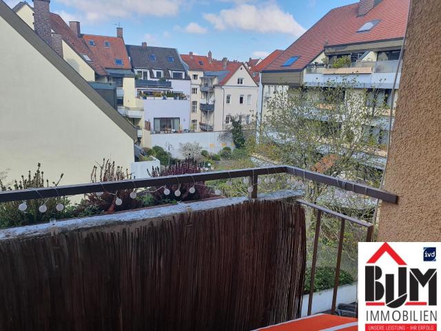 Westbalkon 2 Zimmer Bad mit Wanne und Fenster