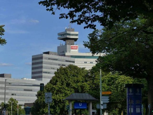 Westend: *Mit Potential für 3 Zimmer* Modernisierungsbedürftig mit Süd Balkon, Lift & TG Stellplatz