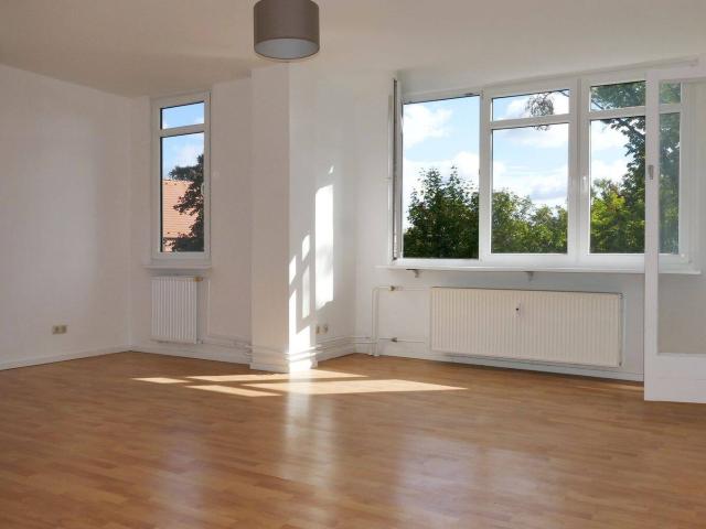 Westend: gemütliche, helle Wohnung mit Lift, Wintergarten und Gestaltungspotential