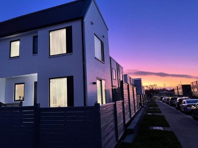 whenuapai, 2 bedrooms