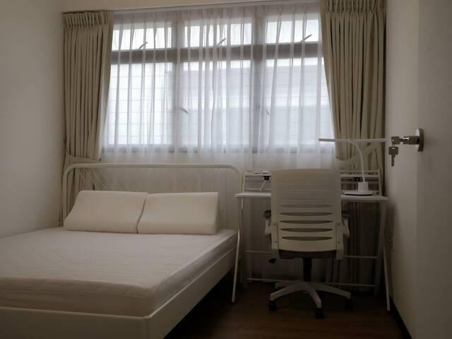 White and Simply Bedroom With Air Con/Fan And Wifi, 2 mins walk from Canberra Plaza