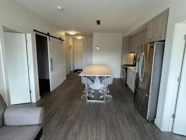 Whyte Ave Cozy 2 bedroom + den 2 bath condo