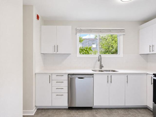 Winding Trail Townhomes 3 Bedroom Home for Rent at 1350 Carlton Place, Mississauga, ON L4X 1W9 Applewood