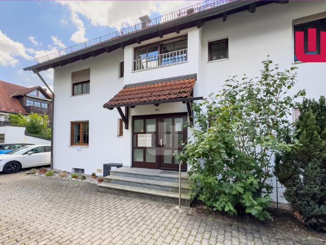 WINDISCH IMMOBILIEN Gepflegte 2 Zi Dachgeschosswohnung mit EBK und Balkon in zentraler Lage