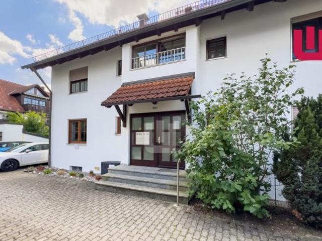 WINDISCH IMMOBILIEN Gepflegte 2 Zi Dachgeschosswohnung mit EBK und Balkon in zentraler Lage