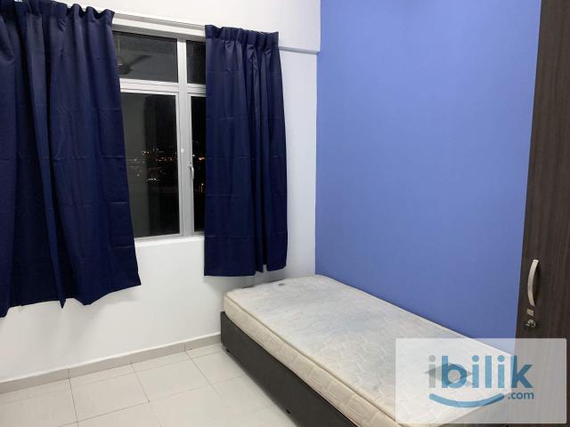 Window Air cond mid Room at South City Plaza, Seri Kembangan,Free shuttle bus to UPM &APU, Walking distance to MRT se