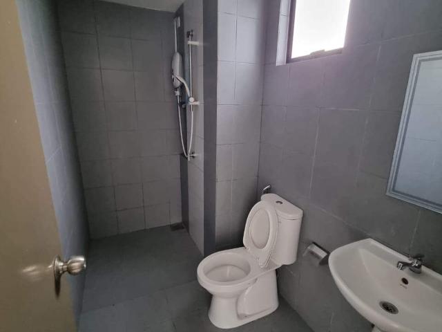 Window air cond Middle Room at Astetica Residences, Seri Kembangan, walking distance to KTM, Near Upm & Apu