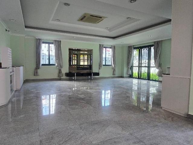 WINDSOR PARK Bungalow House For Rent, $12,000, 5 Bed 5 Bath 6,000 sqft $1.76 psf
