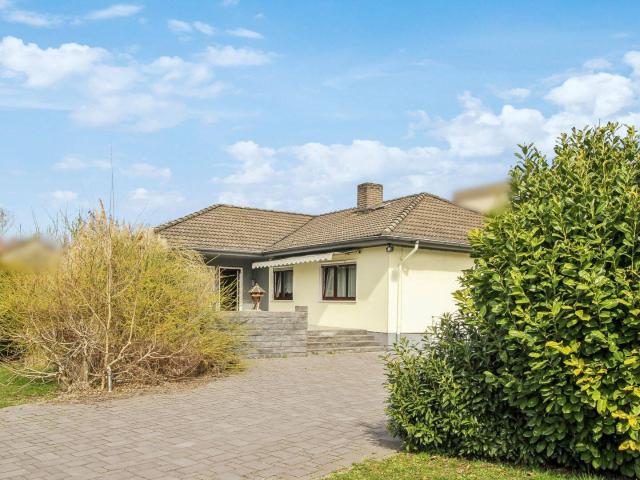 Winkelbungalow mit großem Grundstück in ruhiger Lage von Frankfurt Preungesheim