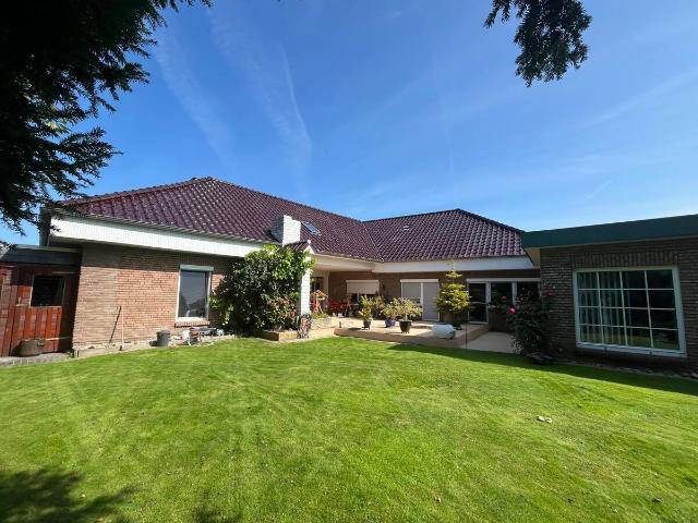 Winkelbungalow mit Schwimmbad, Photovoltaikanlage, EBK und 2 Garagen!