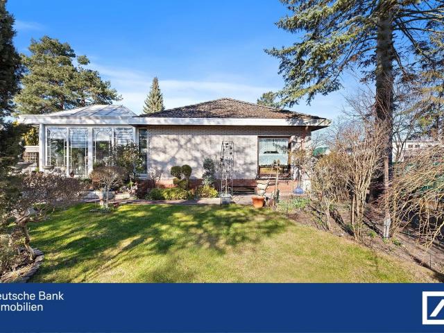 Winkelbungalow mit Wintergarten, Doppelgarage & großem Garten mit lebenslangem Wohnrecht