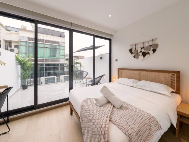 Wicker Room, Teak House
