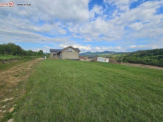 Widokowa działka budowlana 1273 m² z prądem, dojazd asfaltowy