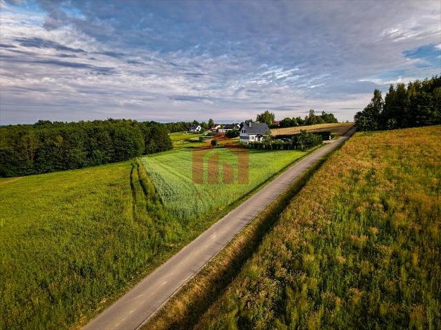 Widokowa działka w Chmielniku – 30,6 arów z warunkami zabudowy