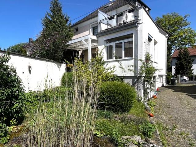 Wiesbaden Erbenheim: Gepflegte, solide 2 Familien Villa aus der Gründerzeit! Top Renditemöglichkeit!