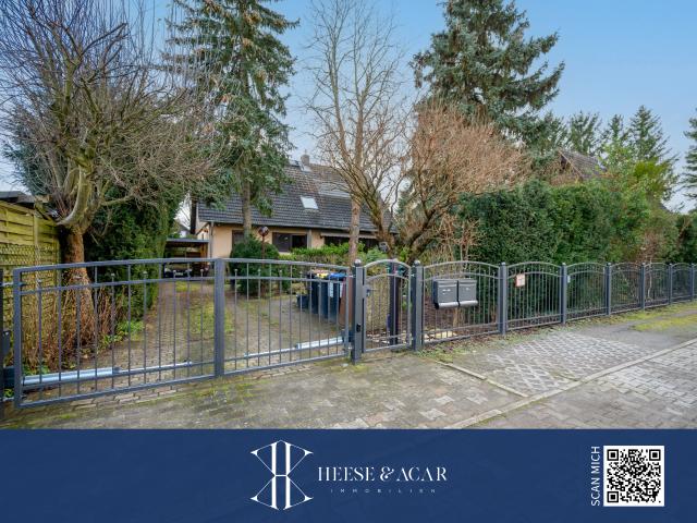 Willkommen in Lichtenrade: Hübsches Haus mit Einliegerwohnung, Keller und großem Garten an Privatweg