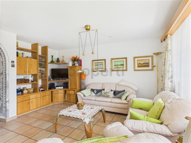 Willkommen in Valens Zu verkaufen stilvolle 3.5 Zimmer Wohnung mit schönem Bergblick