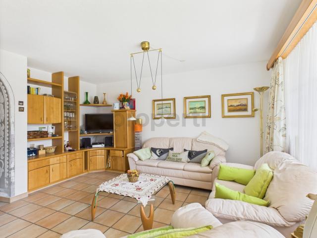 Willkommen in Valens Zu verkaufen stilvolle 3.5 Zimmer Wohnung mit schönem Bergblick