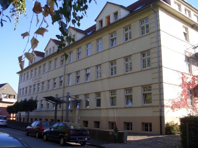 Wir verkaufen eine interessante 3 Zimmer Eigentumswohnung im Erdgeschoß mit Balkon Nähe Krankenhaus