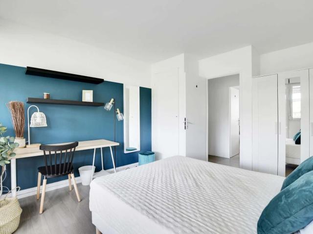 With balcony 13 m² room near Paris KRB35