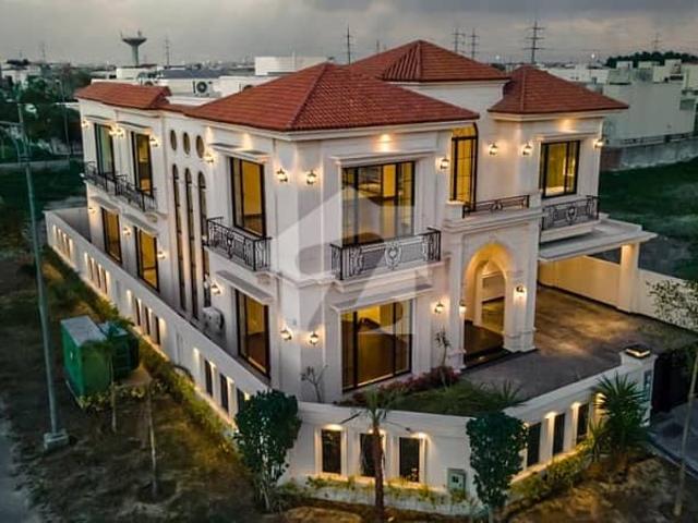 With Extra Land Corner Villa Near Park