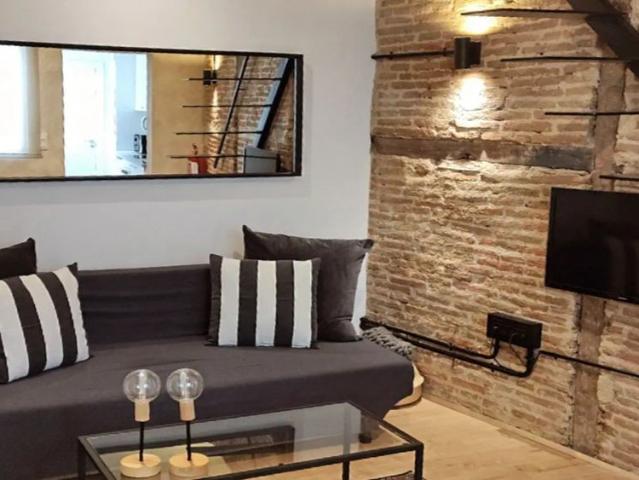 With sloping ceilings and excellent connections next to Gran Vía