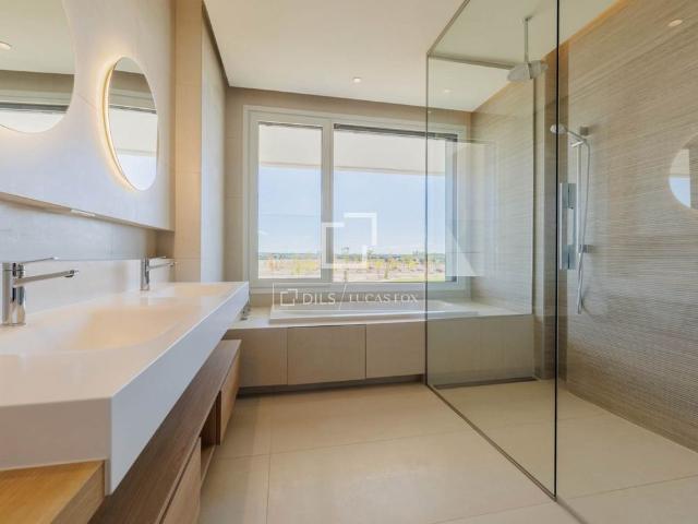 Wonderful ground floor apartment of 220.95 m² with 4 bedrooms and a garden for rent, located in Sky Villas en LGC7, La Finca, Pozuelo