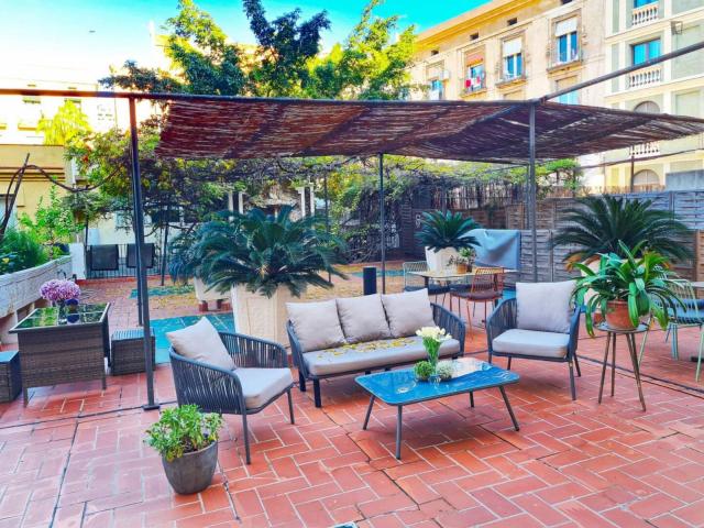 Wonderful double ensuite bedroom with access to a shared terrace in hotel in Ciutat Vella