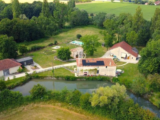 Wonderful opportunity to acquire a charming gite complex nes. 686m² Ribérac