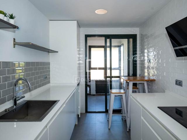 Wonderful penthouse with panoramic views for rent in a private residential complex with 24 hour security, a pool, and green areas located in a prime area of Aravaca, Madrid