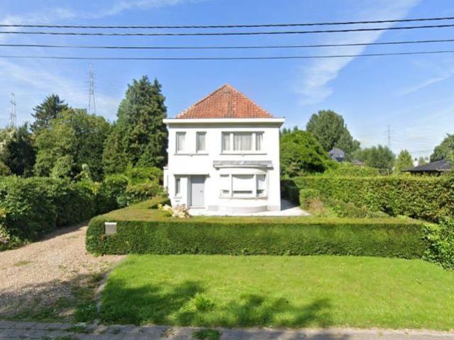 Woning gelegen op een groot perceel
