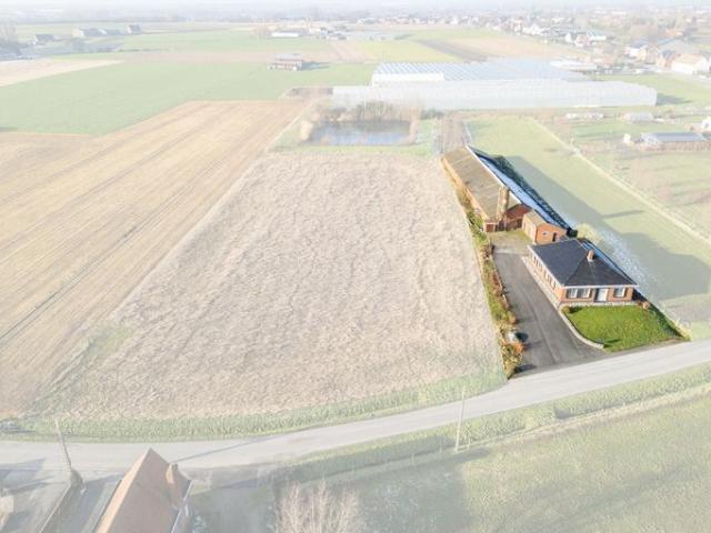Woning en stal op ca. 2 300 m² mog. tot extra grond