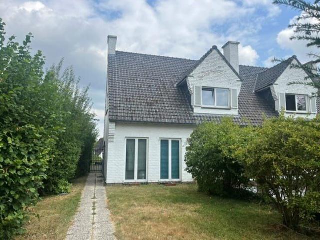 Woning halfopen bebouwing, 3 slpk, garage, tuin